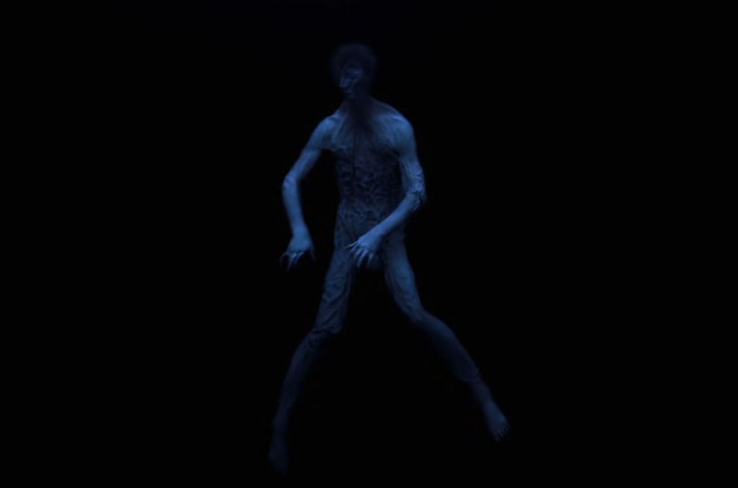 Under the skin - scène où une victime s’enfonce dans le liquide noir, symbolisant la disparition et l’effacement de l’identité