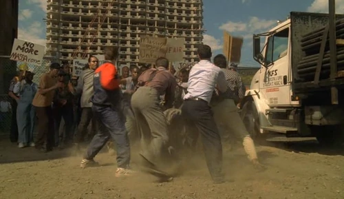 Affrontement entre les mafieux et des manifestants qui bloquent un chantier