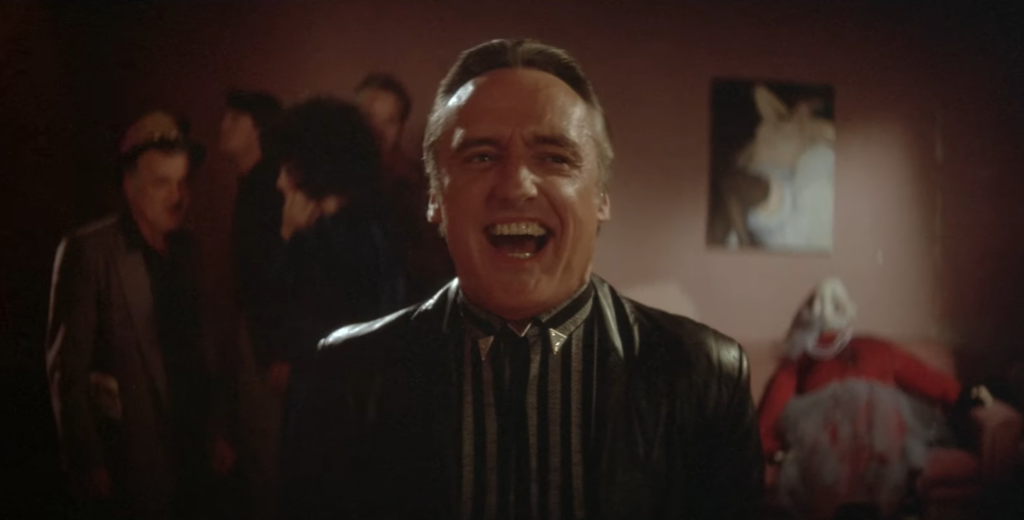 Frank Booth (Dennis Hopper) éclatant d’un rire démentiel, incarnation de la violence incontrôlable et du chaos dans Blue Velvet.
