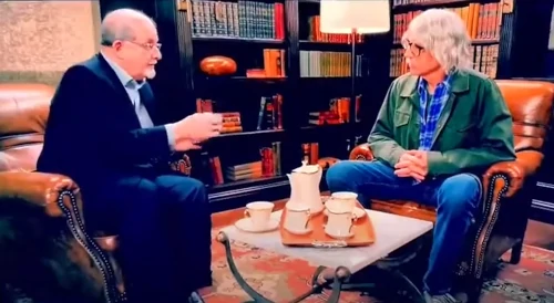 Larry David (incognito) et Salman Rushdie en pleine conversation