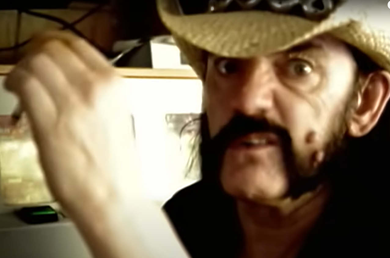 Lemmy Kilmister dans le clip Rock Out