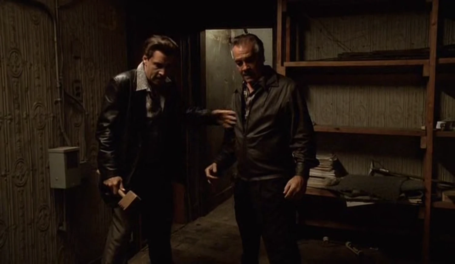 Sylvio et Paulie se préparent à attaquer quelqu'un