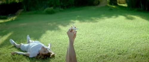 le enfants jouent dans le jardin