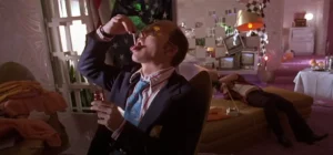 Raoul Duke (incarné par Johnny Depp) en train de consommer de l'adrenochrome dans le film Las Vegas Parano