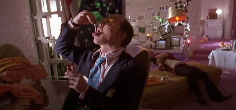 Raoul Duke (incarné par Johnny Depp) en train de consommer de l'adrenochrome dans le film Las Vegas Parano