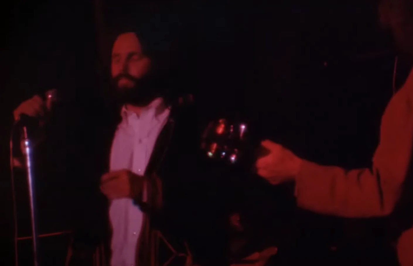 Jim Morrison en train de chanter "The End" en 1970 (live at the Isle of Wight)