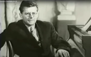 Dmitri Chostakovitch fait une pause , accoudé au piano, en 1942