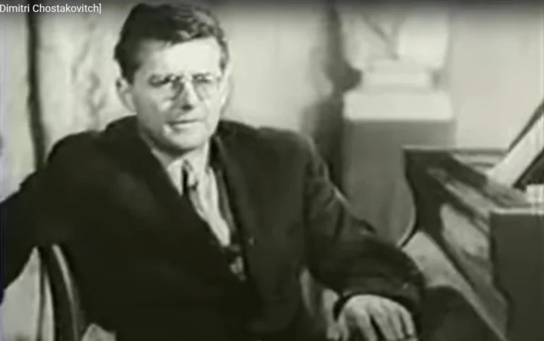 Dmitri Chostakovitch fait une pause , accoudé au piano, en 1942