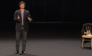 Gaspard Proust sur scène pour son spectacle Gaspard Proust tapine