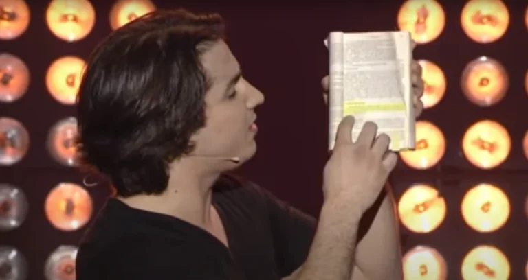 Jeremy Ferrari sur scène lors du spectacle Hallelujah Bordel !