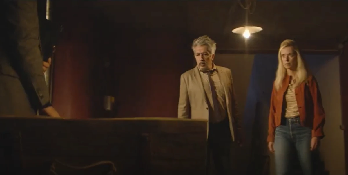 Alain et Marie face à la trappe dans le film Incroyable mais vrai de Quentin Dupieux