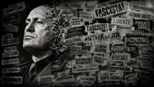 Portrait en noir et blanc de Benito Mussolini se fondant dans une multitude de slogans politiques contradictoires, illustrant la banalisation et la confusion autour du terme « fascisme » dans le débat public.